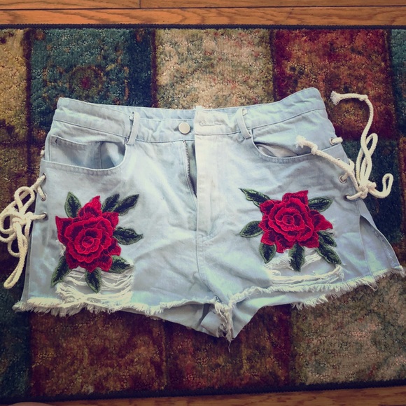 Jean shorts with roses - Picture 1 of 1